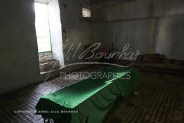 Image du Maroc Professionnelle de  Le tombeau couvert d'un tissu vert du saint Sidi Bousmara située à l'intérieur du sanctuaire de la koubba dans la Médina de Casablanca. C’est ici qu’affluent les membres de la famille d’un souffrant  avec leurs offrandes dans l’espoir d’une guérison. Le saint marabout est visité depuis longtemps par tous ceux qui sont atteint de la rage convergent vers ce lieu et plante un clou sur l’arbre, ou sur le mur dans l’attente d’un rétablissement. La légende raconte qu’un vieux pèlerin à la barbe blanche drapé de blanc frappa alors le sol avec son bâton et une source jaillit du sol. Il s’installe à Casablanca au milieu du cimetière et plante un caoutchouc qui devint rapidement gigantesque à Casablanca, Vendredi 3 Février 2017. (Photo / Abdeljalil Bounhar) 